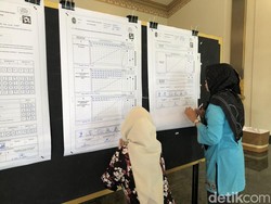 Hasto-Wawan Unggul di TPS Sultan HB X Nyoblos, Disusul Afnan-Singgih