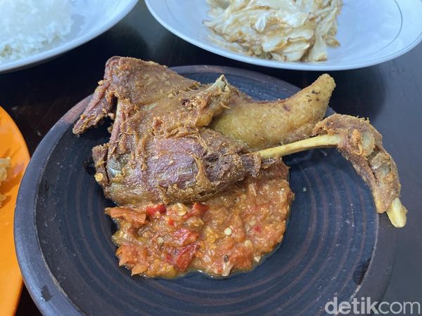 Ada Bebek Goreng dan Ayam Krispi di Restoran Penyetan Indonesia