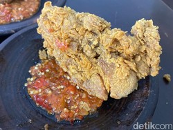 Penyetan Indonesia: Ayam Goreng Krispi Sambal Bawang yang Nonjok Pedasnya