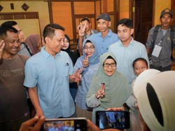 Paslon Pilbup Bojonegoro Wahono-Nurul Nyoblos Kompak Pakai Baju Biru