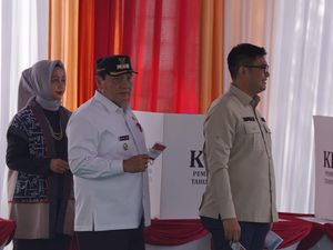 Pj Bupati Bogor Nyoblos di TPS 08 Kediaman Presiden Prabowo