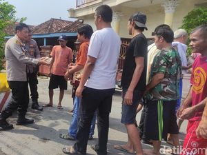 Polisi-TNI Sidoarjo Bagikan Makan Siang Gratis ke Warga yang Nyoblos