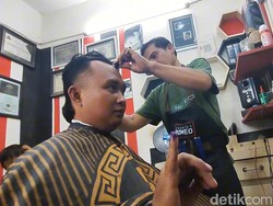 Tukang Cukur Kota Pasuruan Ini Diserbu Setelah Gratiskan Bagi yang Mencoblos