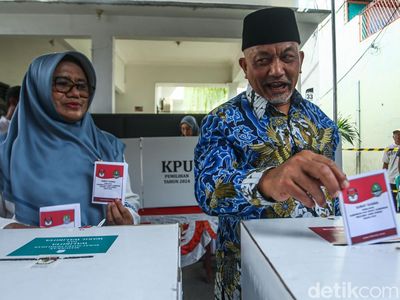 Potret Cagub Jabar Ahmad Syaikhu Nyoblos di Bekasi