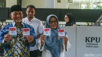 Saat Cagub Jabar Ahmad Syaikhu Nyoblos di TPS Pondok Gede Bekasi