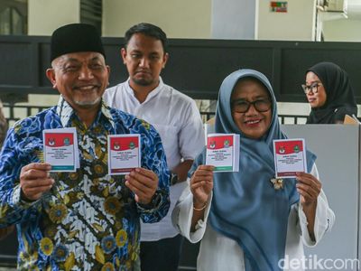 Saat Cagub Jabar Ahmad Syaikhu Nyoblos di TPS Pondok Gede Bekasi
