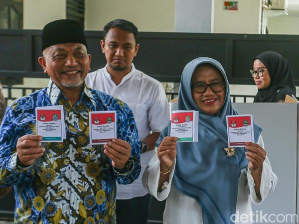 Saat Cagub Jabar Ahmad Syaikhu Nyoblos di TPS Pondok Gede Bekasi