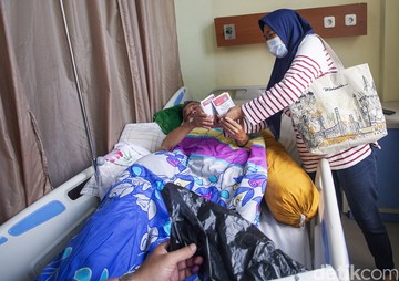 Potret Haru Pasien Rawat Inap yang Tetap Nyoblos di Rumah Sakit Potret Haru Pasien Rawat Inap yang Tetap Nyoblos di Rumah Sakit