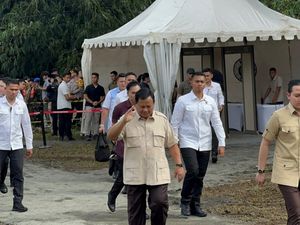 Prabowo Nyoblos Pilkada, ke TPS Naik Mobil Maung Garuda Limousine Prabowo Nyoblos Pilkada, ke TPS Naik Mobil Maung Garuda Limousine