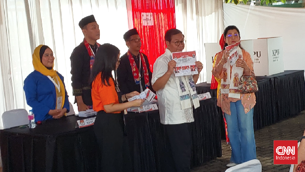 Calon Gubernur atau Cagub Jakarta nomor urut 3 Pramono Anung ditemani anak dan istri menggunakan hak pilihnya dalam Pemilihan Kepala Daerah Jakarta (Pilkada Jakarta 2024) dengan mencoblos di Tempat Pemungutan Suara (TPS) 046, Cipete Selatan, Cilandak, Jakarta Selatan