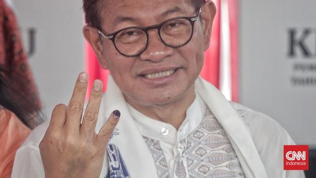 Calon gubernur DKI Jakarta nomor urut 3 Pramono Anung, bersama keluarga menggunakan hak pilihnya dalam Pemilihan Kepala Daerah (Pilkada) di TPS 046, Cipete, Cilandak, Jakarta, Rabu, 27 November 2024. (CNN Indonesia/Adhi Wicaksono)