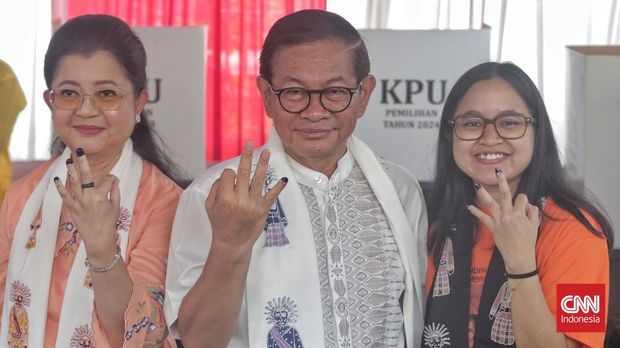 Calon gubernur DKI Jakarta nomor urut 3 Pramono Anung, bersama keluarga menggunakan hak pilihnya dalam Pemilihan Kepala Daerah (Pilkada) di TPS 046, Cipete, Cilandak, Jakarta, Rabu, 27 November 2024. (CNN Indonesia/Adhi Wicaksono)