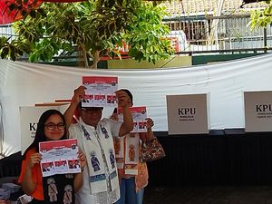 Pramono Bareng Anak-Istri Nyoblos di TPS 046 Cipete Jaksel