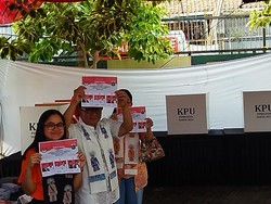 Pramono Bareng Anak-Istri Nyoblos di TPS 046 Cipete Jaksel