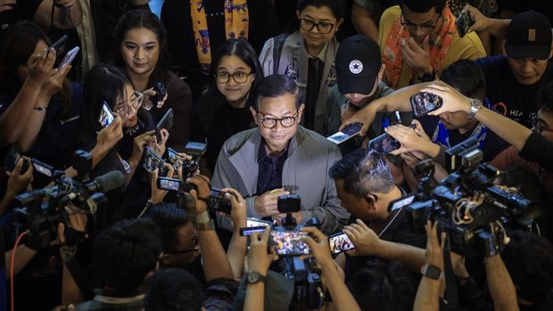 Calon Gubernur DKI Jakarta nomor urut 3 Pramono Anung (tengah) tiba untuk menyampaikan keterangan pers terkait hasil hitung cepat Pemilihan Kepala Daerah (Pilkada) di Jakarta, Rabu (27/11/2024). Dalam keterangannya Pramono-Rano berharap hasil dari exit poll, quick count dan real count akan sama karena sejumlah lembaga survei menempatkan pasangan tersebut unggul dibandingkan pasangan calon lainnya dalam Pilkada Jakarta 2024. ANTARA FOTO/Dhemas Reviyanto/YU