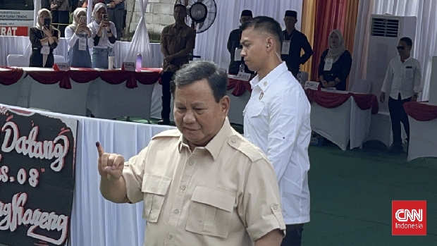 Presiden Prabowo Subianto memberikan suara di TPS 008 Bojong Koneng, Kecamatan Babakan Madang, Kabupaten Bogor, Rabu (27/11).