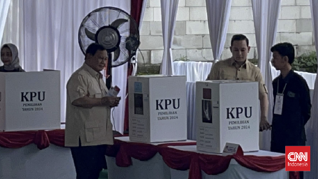 Presiden Prabowo Subianto memberikan suara di TPS 008 Bojong Koneng, Kecamatan Babakan Madang, Kabupaten Bogor, Rabu (27/11).