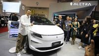 Raffi Ahmad Beli Mobil Listrik di Pameran GJAW
