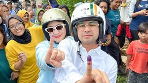 Raffi Ahmad Berkemeja Putih-Nagita Pakai Hoodie Biru Muda, Naik Vespa ke TPS