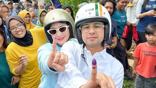 Raffi Ahmad Berkemeja Putih-Nagita Pakai Hoodie Biru Muda, Naik Vespa ke TPS