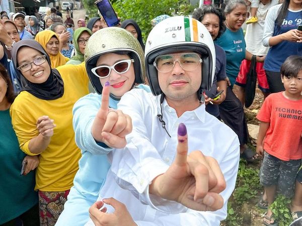 Raffi Ahmad Berkemeja Putih-Nagita Pakai Hoodie Biru Muda, Naik Vespa ke TPS