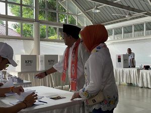 Tiba di TPS 065 Lebak Bulus, Rano Karno Nyoblos Bareng Keluarga