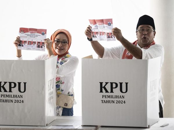 Rano Karno dan Istri Gunakan Hak Pilih di TPS 065 Lebak Bulus