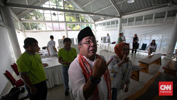 Calon Wakil Gubernur Jakarta Nomor Urut 3, Rano Karno, menggunakan hak pilihnya di TPS 065 Kelurahan Lebak Bulus, Kecamatan Cilandak, Jakarta Selatan, pada Rabu (27/11/2024). (CNN Indonesia/ Adi Ibrahim)