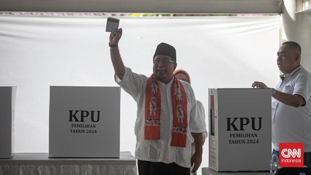 Calon Wakil Gubernur Jakarta Nomor Urut 3, Rano Karno, menggunakan hak pilihnya di TPS 065 Kelurahan Lebak Bulus, Kecamatan Cilandak, Jakarta Selatan, pada Rabu (27/11/2024). (CNN Indonesia/ Adi Ibrahim)