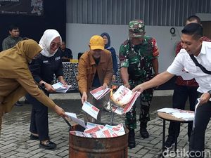 Ratusan Surat Suara Rusak di Kota-Kab Blitar Dimusnahkan Ratusan Surat Suara Rusak di Kota-Kab Blitar Dimusnahkan