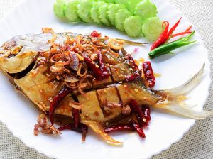 Resep Ikan Bawal Goreng Saus Cabe Bawang yang Renyah Pedas Resep Ikan Bawal Goreng Saus Cabe Bawang yang Renyah Pedas