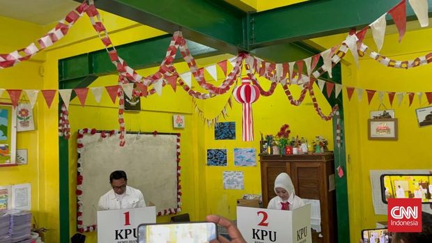 Calon Gubernur Jakarta nomor urut 1 Ridwan Kamil  memberikan hak suara dalam Pilkada di Bandung.