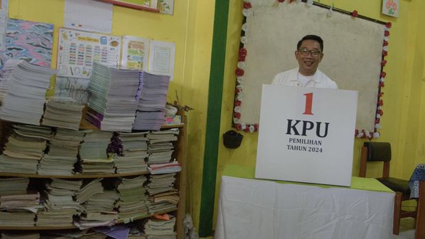 Calon gubernur (Cagub) DKI Jakarta nomor urut 1 Ridwan Kamil tersenyum saat menggunakan hak pilihnya pada pilkada serentak 2024 di Tempat Pemungutan Suara (TPS) 23 Kelurahan Ciumbuleuit, Bandung, Jawa Barat, Rabu (27/11/2024). Ridwan Kamil menggunakan hak suara untuk Pemilihan Gubernur dan Wakil Gubernur serta Pemilihan Wali Kota dan Wakil Wali Kota Bandung pada Pilkada serentak 2024. ANTARA FOTO/Novrian Arbi