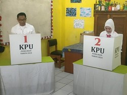 RK Bareng Atalia dan Putranya Arkana Nyoblos Pilkada Jabar di Bandung
