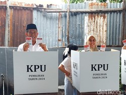 Rodi Wijaya Bersama Keluarga Melakukan Pencoblosan di TPS 02