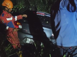 Mobil Isi Sekeluarga Terjun ke Sungai di Bogor, Diduga Jalan Gelap
