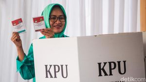 Senyum Airin Usai Nyoblos di Alam Sutera Tangsel