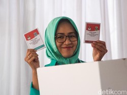 Video: Airin-Ade Sumardi Unggul di TPS Tempat Airin Nyoblos