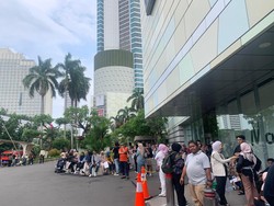 Situasi Mal GI Usai Muncul Asap Tebal, Pengunjung Diminta Tunggu di Luar