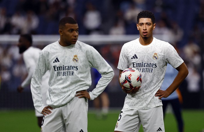 Soccer Football - LaLiga - Real Madrid v Osasuna - Santiago Bernabeu, Madrid, Spain - November 9, 2024 Real Madrids Kylian Mbappe and Jude Bellingham during the warm up before the match REUTERS/Susana Vera