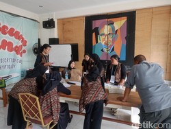 Hasto-Wawan Unggul di TPS Heroe Poerwadi Nyoblos