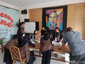 Hasto-Wawan Unggul di TPS Heroe Poerwadi Nyoblos Hasto-Wawan Unggul di TPS Heroe Poerwadi Nyoblos