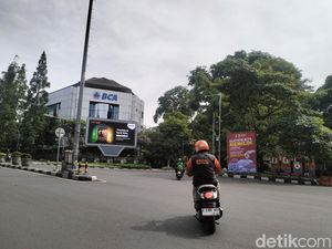 Lengang Suasana Jalanan Kota Bandung di Hari Pencoblosan Lengang Suasana Jalanan Kota Bandung di Hari Pencoblosan