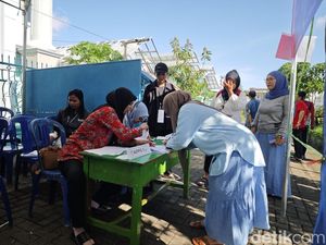 Warga Datang Lebih Awal ke TPS 12 Biring Romang Makassar karena Khawatir Hujan Warga Datang Lebih Awal ke TPS 12 Biring Romang Makassar karena Khawatir Hujan