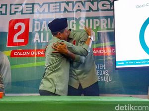 Tangis Haru Paslon Dadang-Ali Usai Unggul Quick Count Pilbup Bandung Tangis Haru Paslon Dadang-Ali Usai Unggul Quick Count Pilbup Bandung