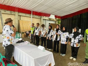 Mencoblos dengan Santai di TPS Bergaya Anak Pantai di Pangandaran Mencoblos dengan Santai di TPS Bergaya Anak Pantai di Pangandaran