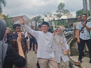 Video: Suswono Nyoblos di Bogor, Jalan Kaki ke TPS Video: Suswono Nyoblos di Bogor, Jalan Kaki ke TPS