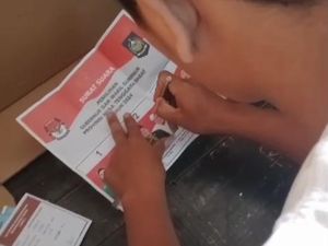 Viral Pria Coblos Banyak Surat Suara di Lombok Tengah Viral Pria Coblos Banyak Surat Suara di Lombok Tengah