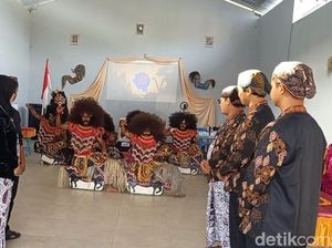 Jaran Kepang Iringi KPPS Jelang Coblosan di TPS 6 Podosoko Magelang Jaran Kepang Iringi KPPS Jelang Coblosan di TPS 6 Podosoko Magelang