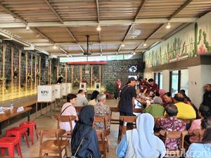 Coffee Shop di Bandung Disulap Jadi TPS,  Warga Mencoblos Sambil Ngopi